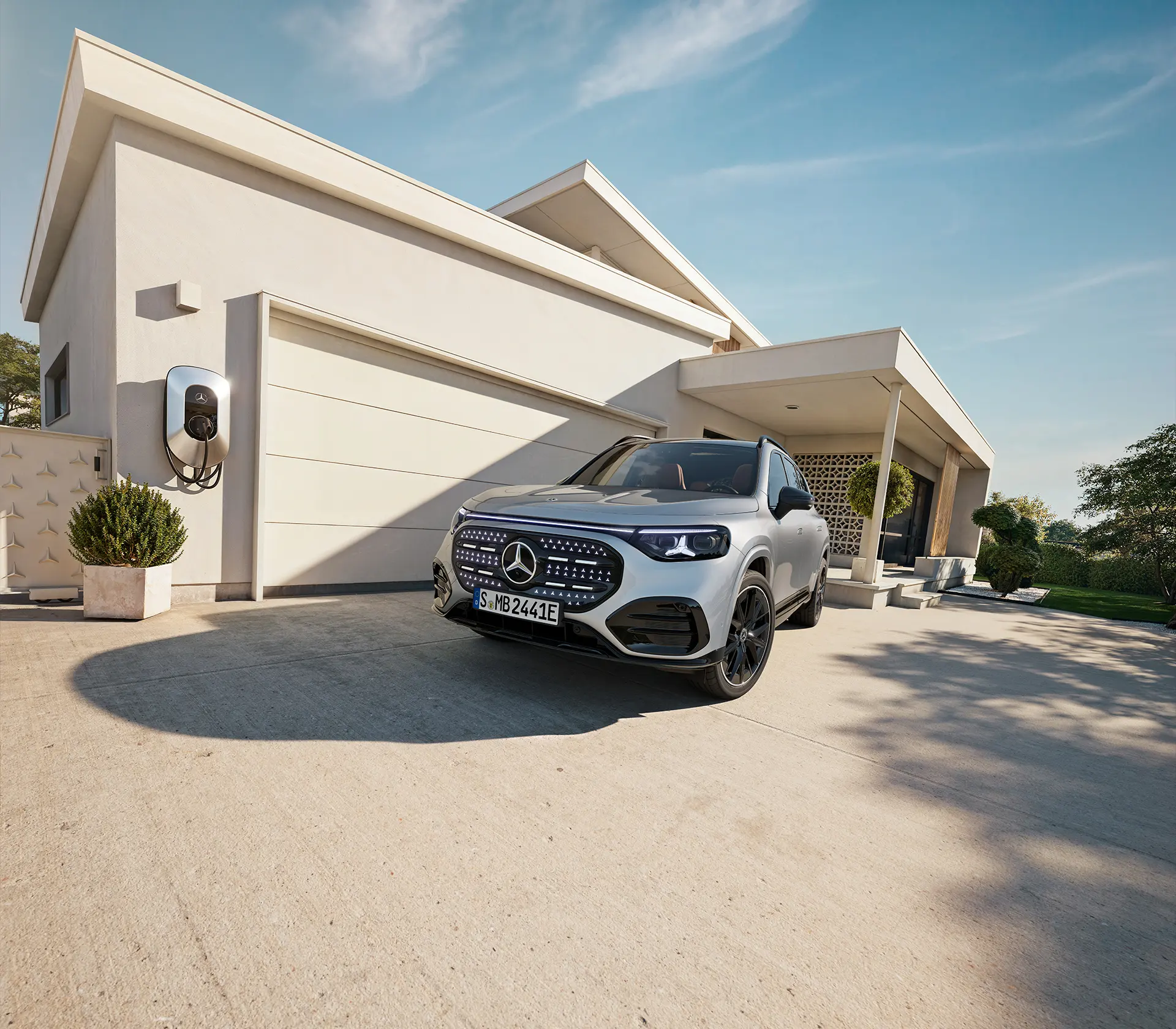 Frontansicht des GLB vor einem Haus