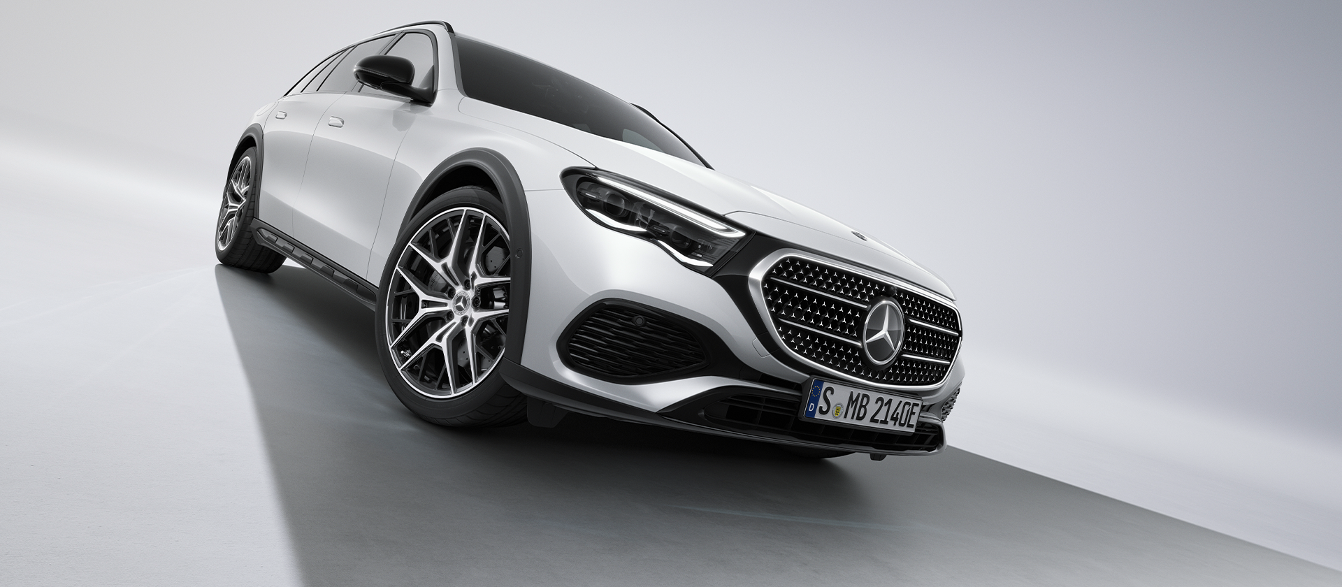 Mercedes-Benz E-Klasse All Terrain in Weiß in Studioumgebung.