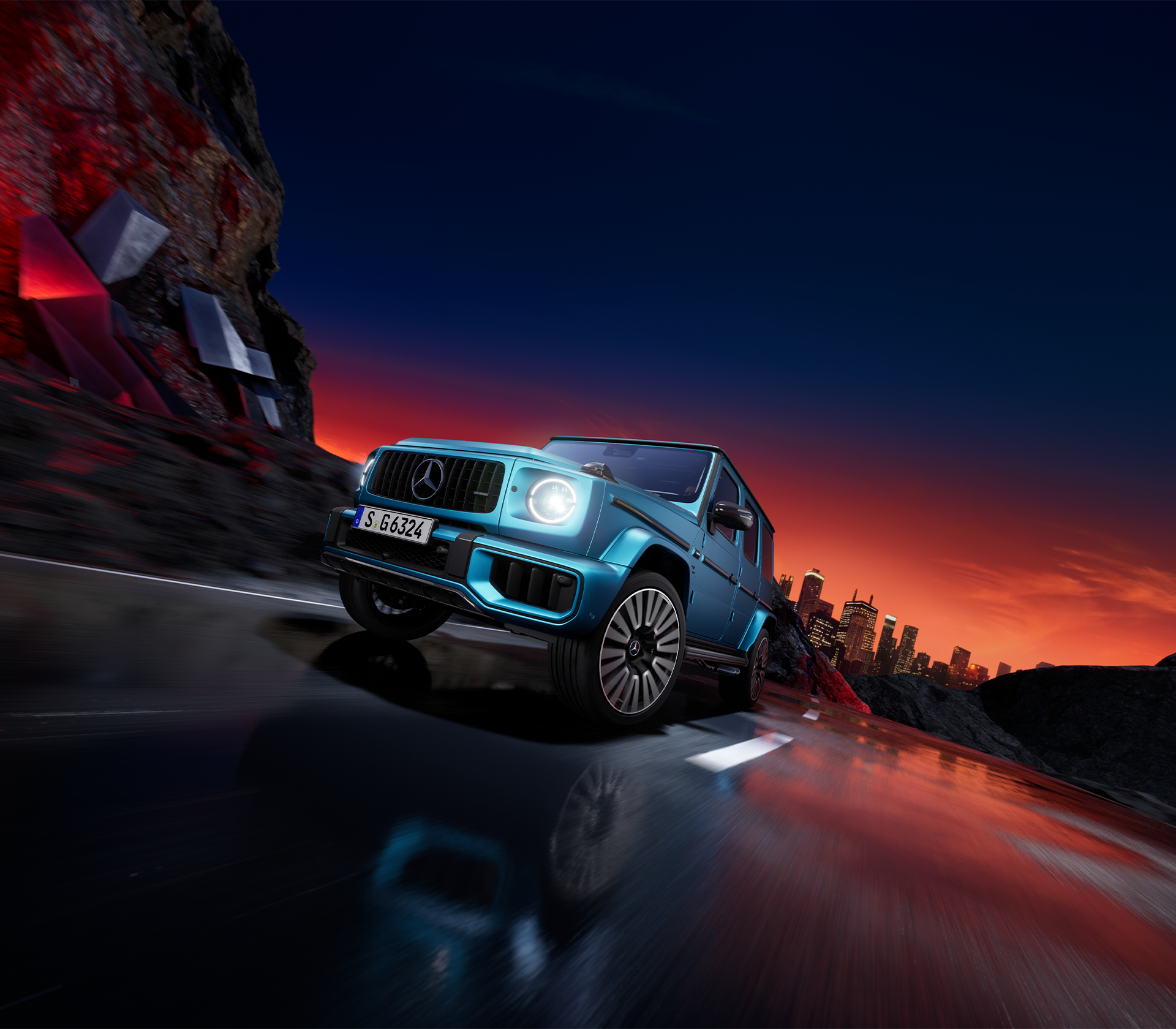 Dynamische Aufnahme einer Mercedes-Benz G-Klasse auf nasser Fahrbahn bei Sonnenuntergang, mit leuchtenden Scheinwerfern vor futuristischer Stadtkulisse.