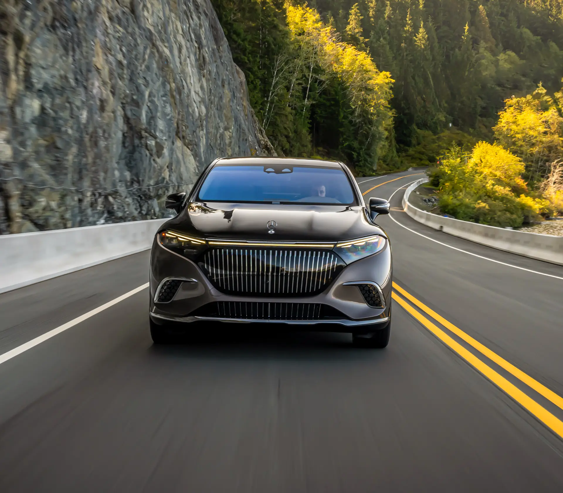Mercedes-Maybach EQS SUV Frontanansicht bei der Fahrt