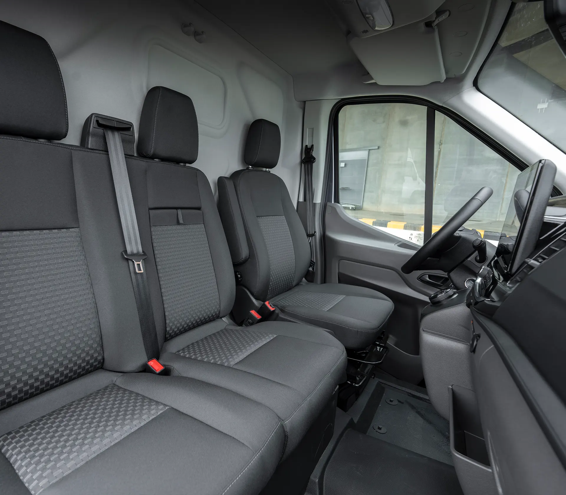 graue Sitze des vorderen Innenraums eines E-Transit