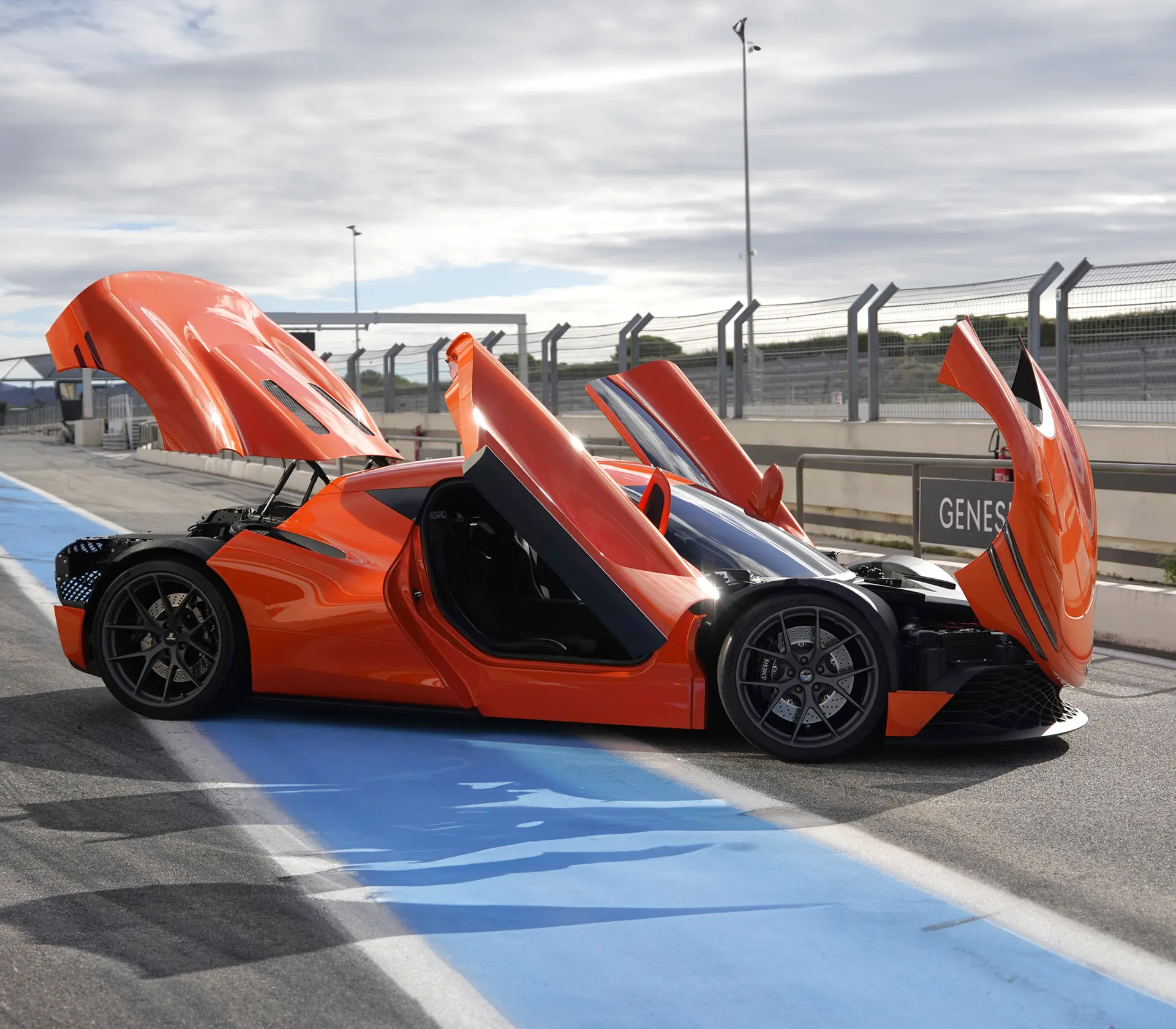 orangener Genesis Magma GT auf der Rennstrecke