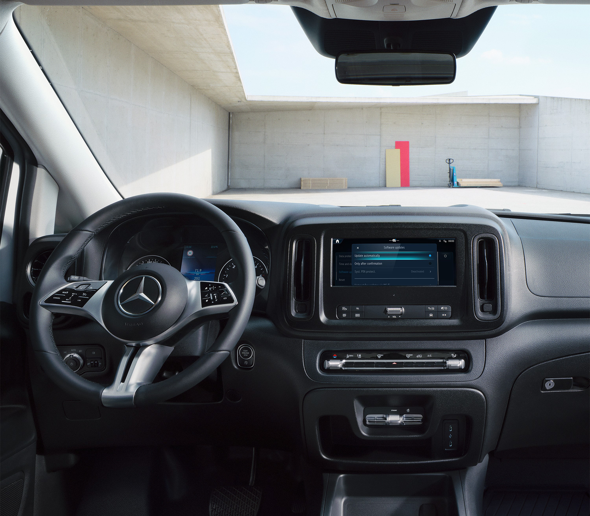 „Fahrerraum des Mercedes-Benz Vito mit Multifunktionslenkrad, Touchscreen und klar strukturiertem Armaturenbrett.“