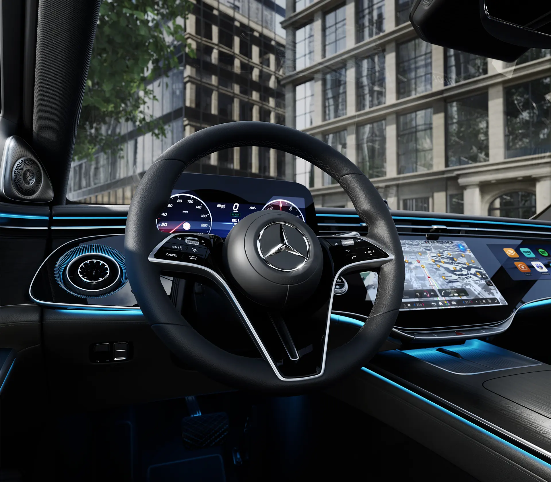 Das Interieur in schwarz, mit Fokus auf das Lenkrad der neuen S-Klasse