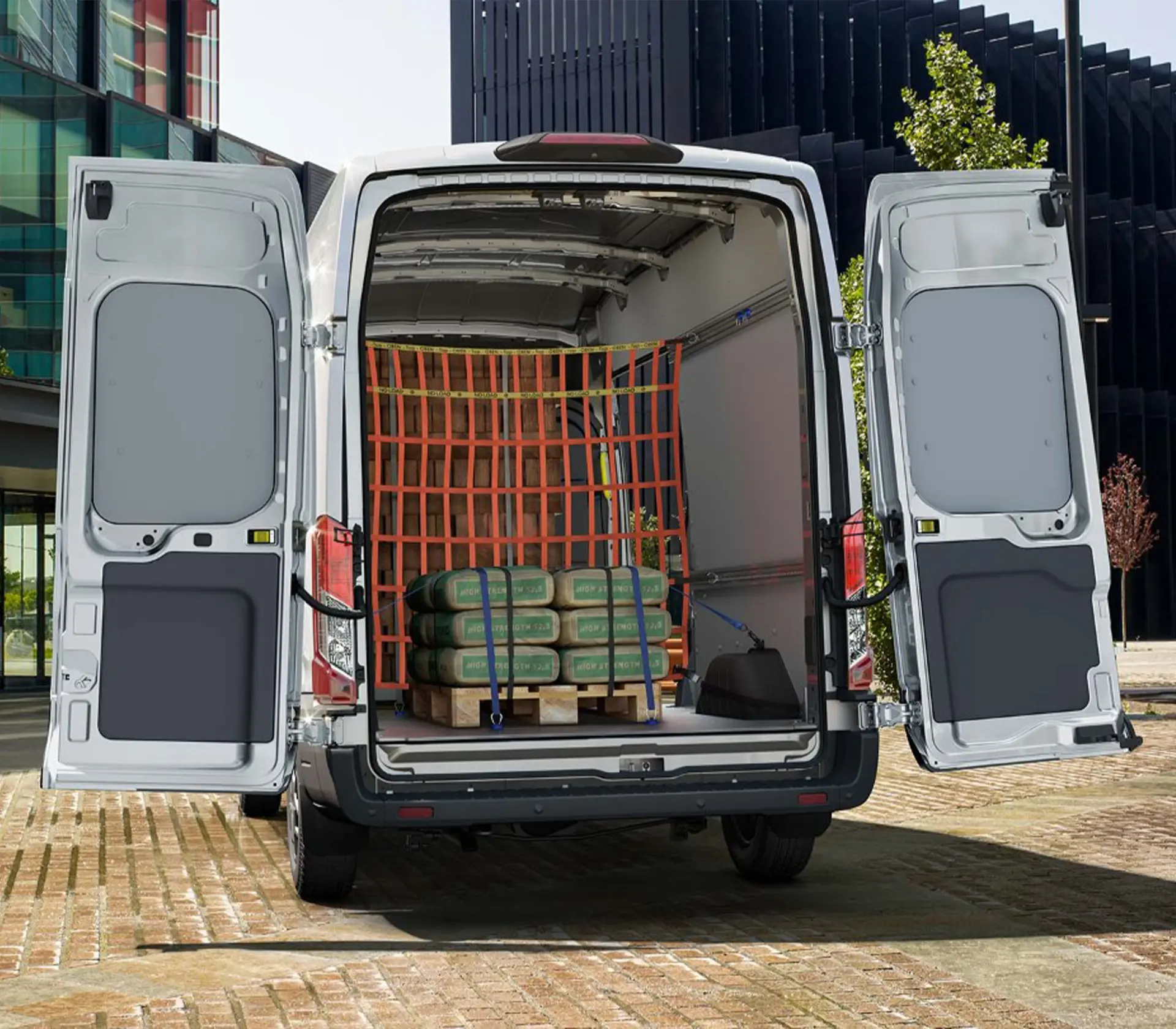 Transit Kastenwagen Heckansicht bei offenen Türen Blick auf die Ladefläche