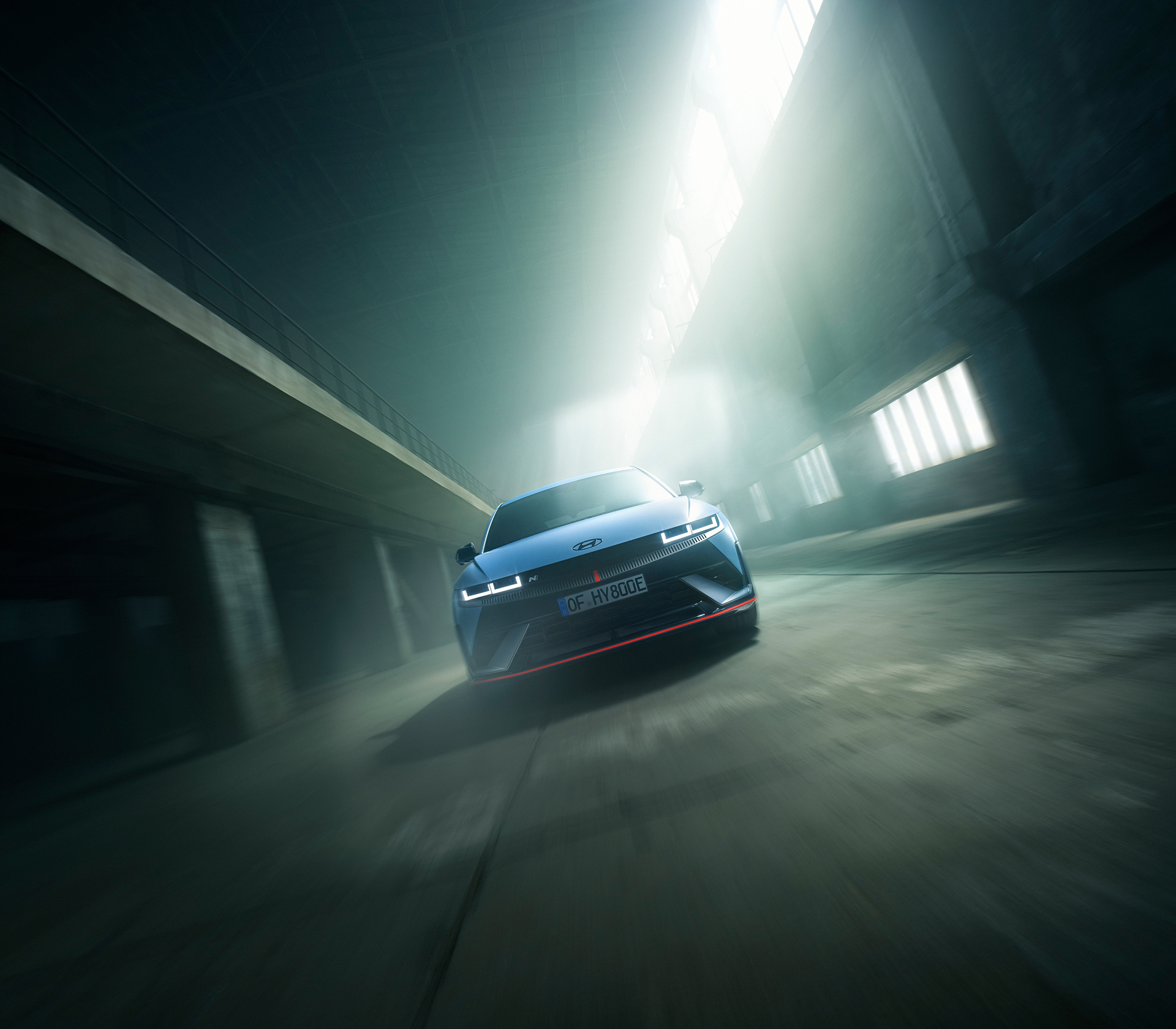 Hyundai IONIQ 9 von vorne in blau in einem geschlossenem Raum, durch das von oben kommende Licht wirkt das Bild vernebelt