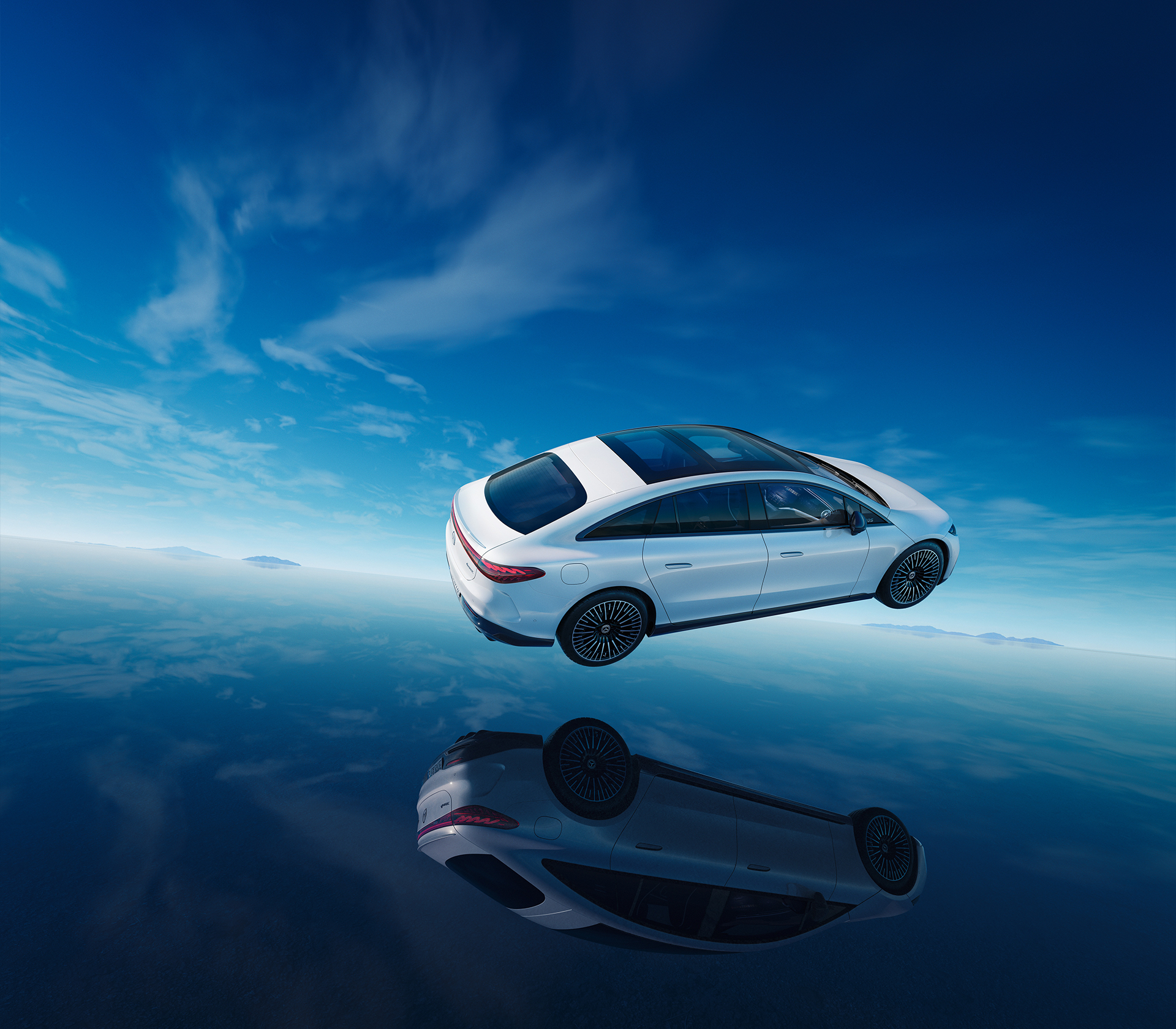 Mercedes-Benz EQS-Limousine in weiß auf Blauem Hintergrund, Auto schwebend..