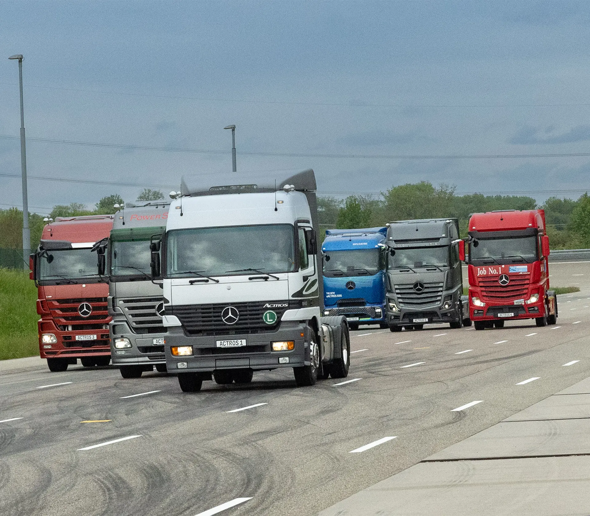 mehrere Generationen von 30 Jahre Actros auf der Strecke